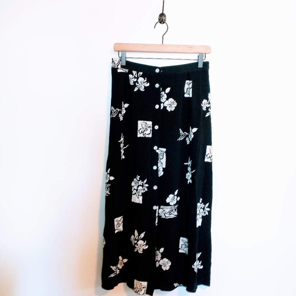 1990's midi skirt in black and white with button up front. Micheal Taylor size 1